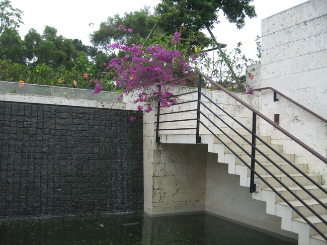 階段を降りるとプールが目の前に。<br />