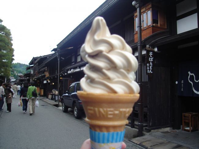 古い町並みを歩いていると･･･。<br />「しょうゆソフトクリーム」なるものを発見!!<br /><br />しょうゆオンリーにして不味かったら困るので<br />ミックスを注文。<br />写真ではちょっと分かりにくいですが<br />ほんのりお醤油の色がついてます。<br /><br />これが意外に美味しかった（*^_^*）<br />少ししょっぱいんだけど甘さもあって、絶妙なバランス。<br /><br />