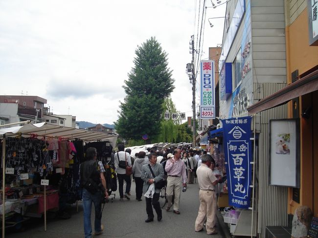 古い町並みを抜けて、次は「宮川朝市」へ。<br /><br />こっちの方がお土産屋さんが多いです。<br />それに、みたらし団子やら飛騨牛の串焼きやら<br />美味しそうなものがいっぱい･･･。<br />