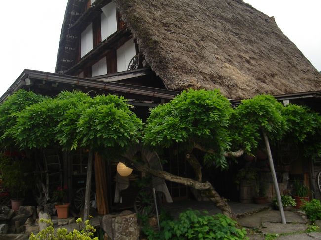 白川の合掌造りは江戸時代後期から明治時代にかけて造られたそうですが、実際にまだ人が住んでいるというのがスゴイ。