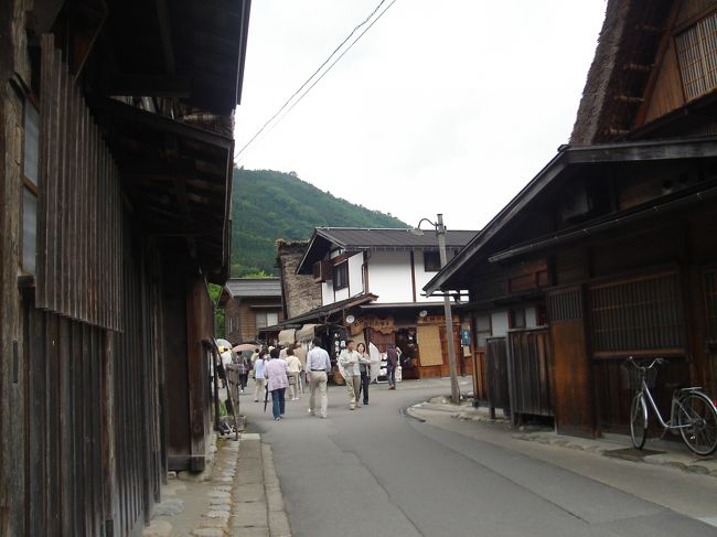 であい橋方面へ。<br />この辺も飛騨牛コロッケやお団子が売られていて<br />美味しそう･･･(-_-)<br /><br />そういえば、お昼がまだでした。