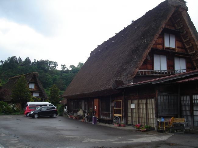 ちょっと遅いお昼は「白水園」さんで。<br /><br />ここも立派な茅葺き屋根のお店です。