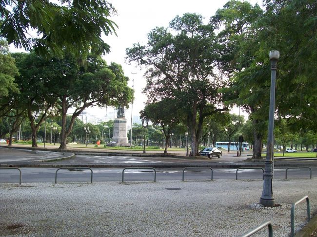 ４日目<br /><br />←朝のグロリア駅周辺。いい気分です。<br /><br />空港バスに乗ろうとフラメンゴ通りへ。