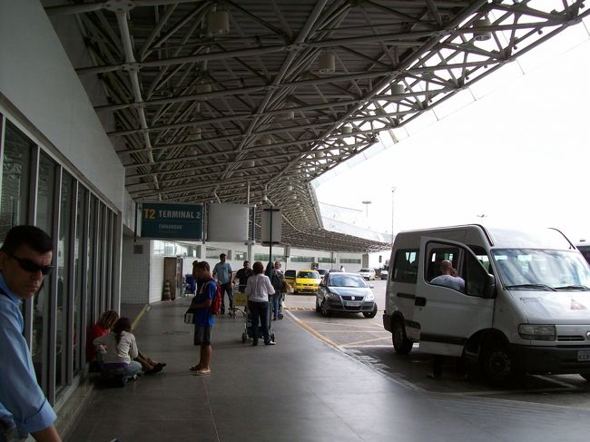←ガレオン国際空港<br /><br />リオは市バスでもビュンビュン飛ばす。ましてフラメンゴ通りでは無数に突っ走るバスから空港バスを発見して手を上げて停めるのは不可能と解り・・・。<br /><br />で、空港までタクシーを利用しました。30レアル、意外と安かった。所要15分。<br /><br />＊ブラジル国内線は、殆どリオ中心地に近い「サントス・トゥモン空港」から出発するのだが、TAM便のイグアス行きはガレオン国際空港発だった。