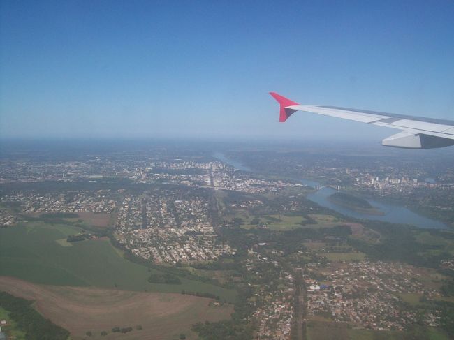フォス・ド・イグアスの町が見えました。