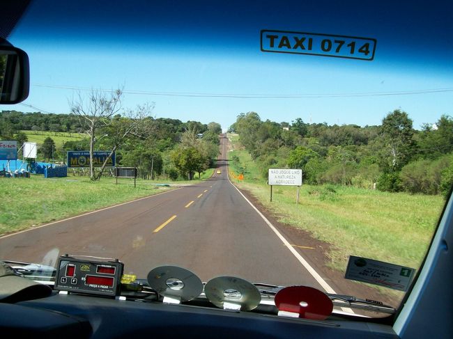 イグアスの滝へ<br /><br />町は逆方向なので、空港から直接イグアスの滝へ向かいます。<br /><br />交通手段は、バスか空港タクシーしかない。<br />バス停には誰も居ず、時刻表もなかったので、空港タクシーを利用したが、失敗。<br />空港タクシー受付で「イグアス・フォールまで」と言うと37ヘアル。国立公園入口を通り越し、遊歩道の入口前まで行ってしまった。タクシー37レアル＋国立公園入場料21.15ヘアル。所要15分弱。<br /><br />＊後で判ったが、空港〜国立公園入口迄は3-4ｋｍと近い（歩き方の地図だと8km位）。タクシーなら「公園入口迄」と言うのが正解。<br />ただここのタクシーは、公園入口迄でも15レアルも取る。結構ボッタクリ。所要5分。公園入口〜滝は園内バスが頻発している。<br />＊空港から公園入口迄バスは30分毎、所要5分。<br />