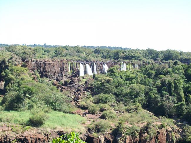 おっ！見えてきました。<br /><br />勿論これは滝の本体ではない、、、んだろうが、、