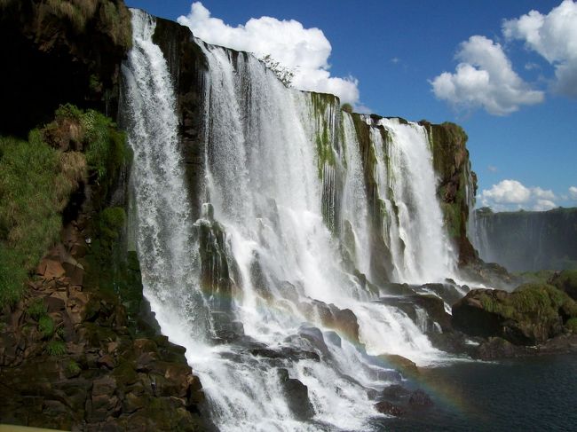 左手にある滝<br /><br />濁った水が怒涛のように流れ落ちる・・・そんなイメージとはほど遠く、、<br /><br />水量が無い分、水は澄んでいる。。。