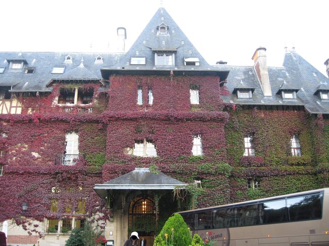 最初に訪れたホテルはシャトーホテルです。<br />壁の色が赤く見えるのは植物のツタが絡み付いているからです。歴史を感じますねぇ。<br /><br />