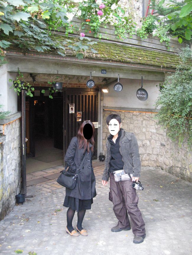 今日のお昼は洞窟のレストラン♪<br /><br />建築用に石をくりぬいて出来た洞窟をレストランとして利用しているみたいです。