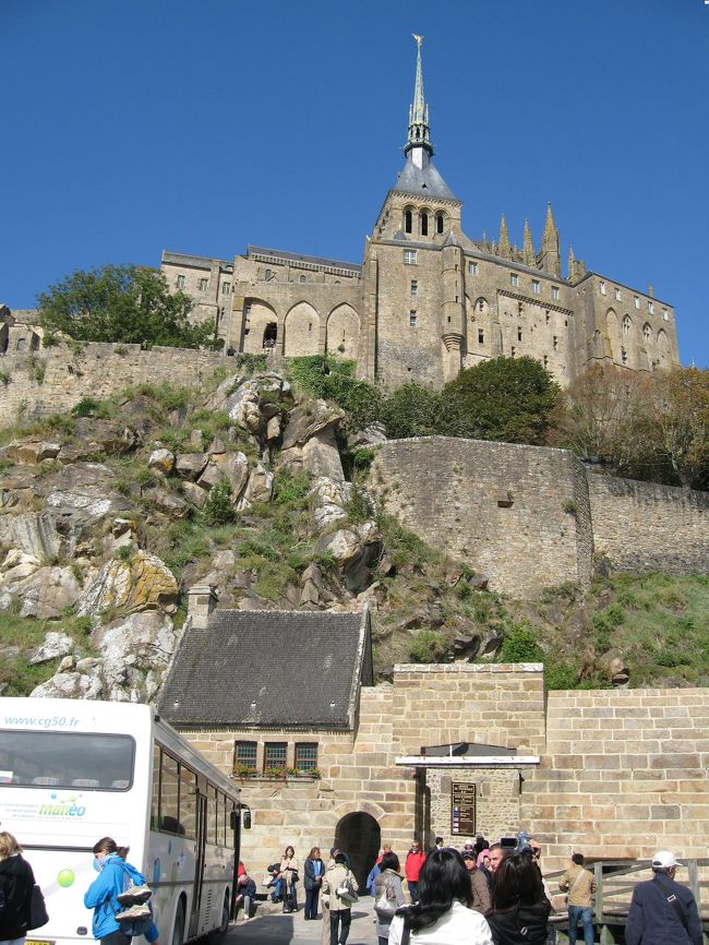 ついに中へ入ります。中には土産屋や、有名なオムレツの店などがあります。<br /><br />オムレツは正直あんまり美味しいとは思いませんでしたが（味がない）こういうものは旅の思い出ですよね。やはり来たからには食べることをお勧めします。