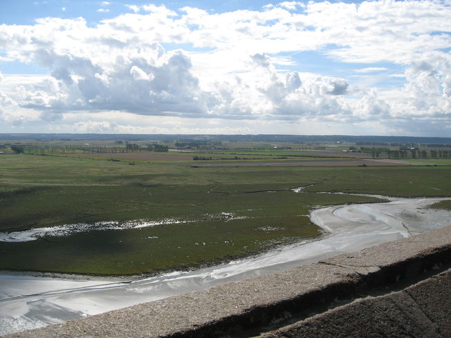 今は潮が引いていて、人が歩いているのも見受けられます‥‥　ところがここの潮が満ちる速さは馬が駆けるくらいと言われているらしく、毎年何人も命を落としているそうです。<br /><br />そして昔の人もここを命がけで目指していたのだとか、そういう話を聞くとここが教会だということ思い出しますね。