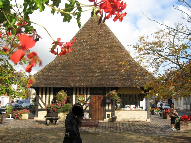 これはフランスで一番綺麗な村というとこらしい。<br /><br />確かにこぢんまりとして、可愛らしい村でした。<br />ここではカルバドスなどのお酒が売られていました。