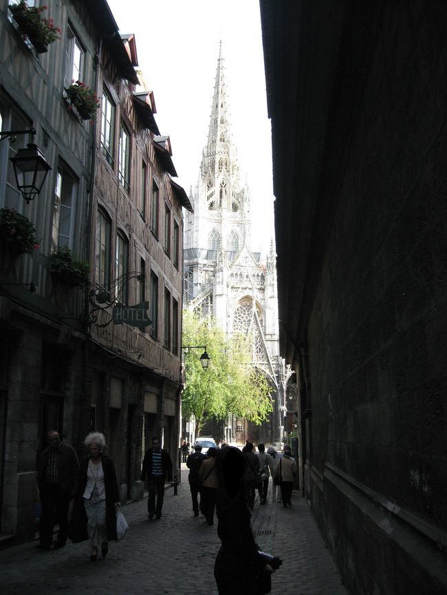 パリに到着。<br /><br />前に見えるのはまたまた教会です。この街は全体が世界遺産でできているようです。<br />