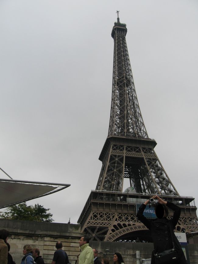 エッフェル塔。<br /><br />ここは上ることが出来るのですが、ものすごい人数が列を作っていたのであきらめました。<br /><br /><br />ちなみにパリでの移動は地下鉄（メトロ）やバトーバスという水上船などがあります。<br />