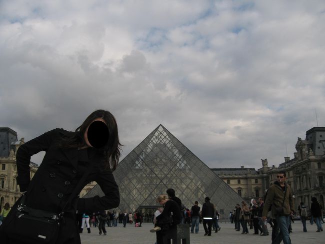 ガラスのピラミッド！！<br /><br />本によるとフランス人はこのピラミッドが嫌いだそうだが‥‥　格好良いですよね。<br /><br /><br /><br />以上で駆け足で送るフランスの旅を終了します。