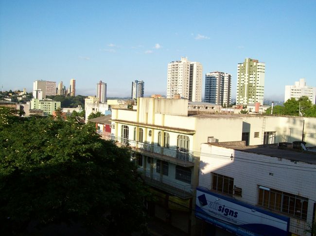 ５日目朝、今日も快晴です。<br /><br />南米に来てから、毎日快晴！<br /><br />旅で快晴はやっぱりいいもんです。<br /><br /><br />←フォス・ド・イグアスのホテルから<br /><br /><br />