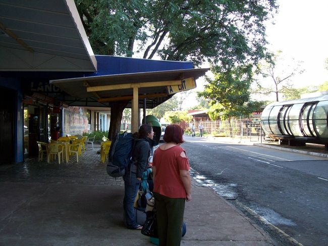 ←アルゼンチン、プエルト・イグアスへのバス停<br /><br /><br />バスターミナルの北側に、これがそう？？と思える簡素なバス停です。