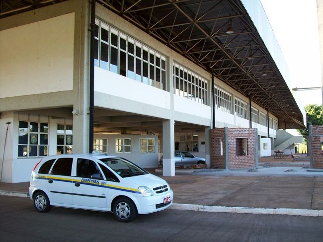 ←ブラジル側イミグレーション<br /><br />アルゼンチン側イグアスへ日帰りで戻ってくる場合は、手続き不要・素通りで構わないんですが。<br /><br />アルゼンチン側イグアスからブエノスアイレスへ行くので、「ブラジル出国手続き」が必要です。<br />その間、バスは待ってくれないので、手続きを終えて、次のバスでアルゼンチンへ行きます。<br /><br />アルゼンチン側イミグレーションはここから歩いて行ける距離でなく、バスで行きます。<br />アルゼンチン側手続きはパスポートを提示してスタンプ押してもらうだけ。確か入国書類もなかったような（ちょっと記憶が不確かです）。<br />手続きは早く、ここではバスも待ってくれているので便利です。<br />＊日帰りではここでも手続き不要です。<br />