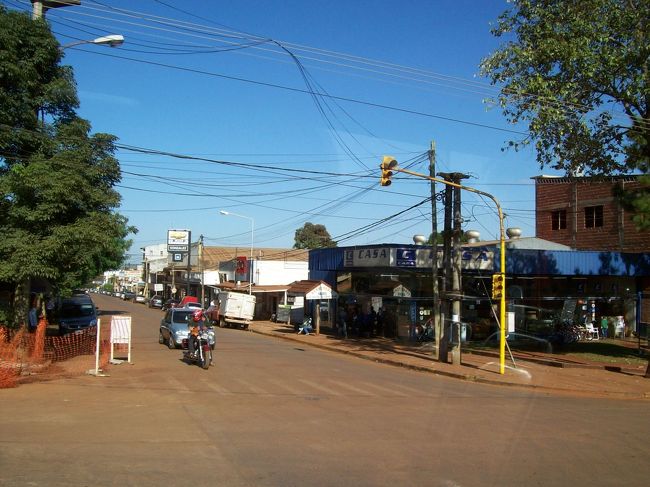 ←アルゼンチン、プエルト・イグアスの町に入ってきました。<br /><br /><br />フォス・ド・イグアス0854〜プエルト・イグアス着0950<br />すんなり行けても、１時間はかかることになります。<br />バス代は3レアル×2回分<br /><br />＊ブラジル側イミグレで次のバスが同じ会社のバスなら3レアルのみ。（降りる時に乗り継ぎ券をもらっておく）<br />しかし、だいたいが次のバスは違う会社みたい。。<br />