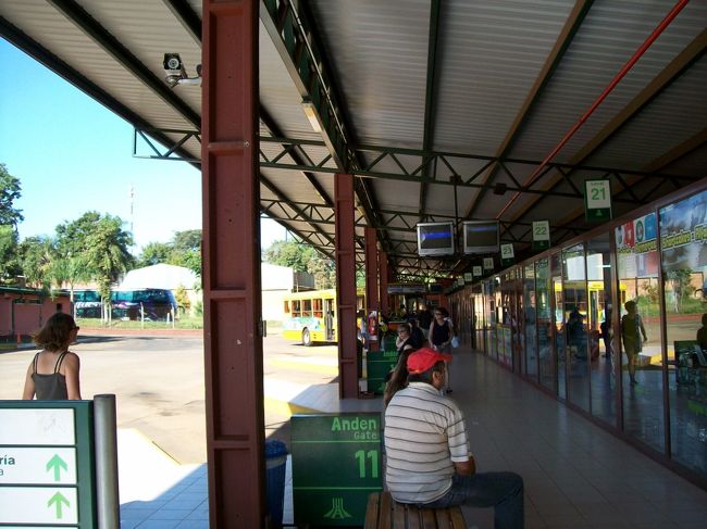 ←プエルト・イグアスのバスターミナル<br />フォス・ド・イグアスからのバスはここに到着。<br /><br />アルゼンチン側イグアスの滝へ行くバスもここから出発。＊切符売り場は向かいの建物の2階。<br /><br />・ホテルにバックパックを置いて、<br />・ＡＴＭでアルゼンチンペソをカードキャッシングして、、、<br />　＊レートは、１ソル＝26円でした。<br /><br />→さっそくイグアスの滝へ<br />　バス代往復10ペソ。毎時20,50分発車(30分毎)。<br /><br /><br />