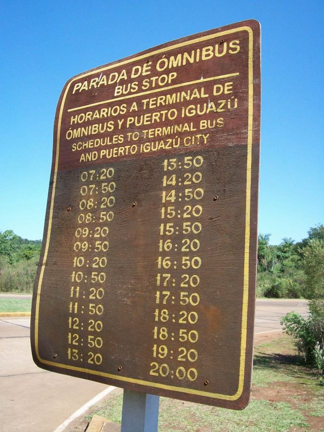 ←アルゼンチン側イグアスのバス停