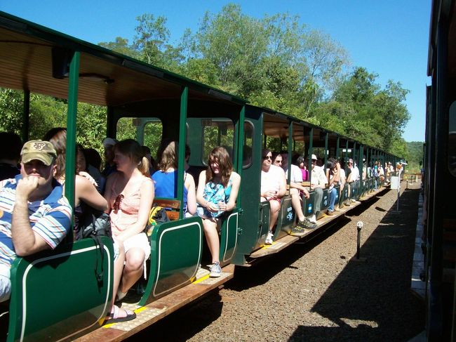 入場料60ペソ。<br /><br />さっそく園内列車で「悪魔の喉笛」を目指します。<br /><br />＊園内列車は、30分間隔位の運行。