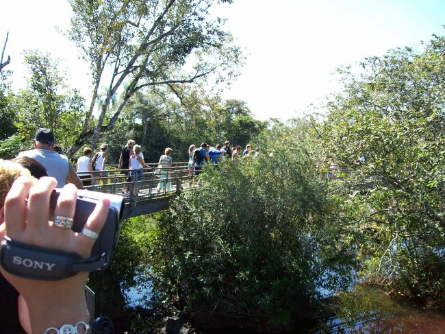 列車を降りて、悪魔の喉笛まで遊歩道を歩いて行きます。