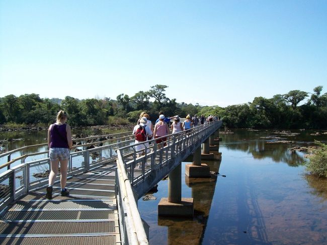 「悪魔の喉笛」への遊歩道<br /><br /><br />昔、洪水の時に遊歩道が流されたらしい、、<br />この遊歩道は新たに作られた。たしかに頑丈そうだった。。<br /><br />ただ、近年でも危険水位を超えて、進入禁止になったことがあるそう。<br /><br />