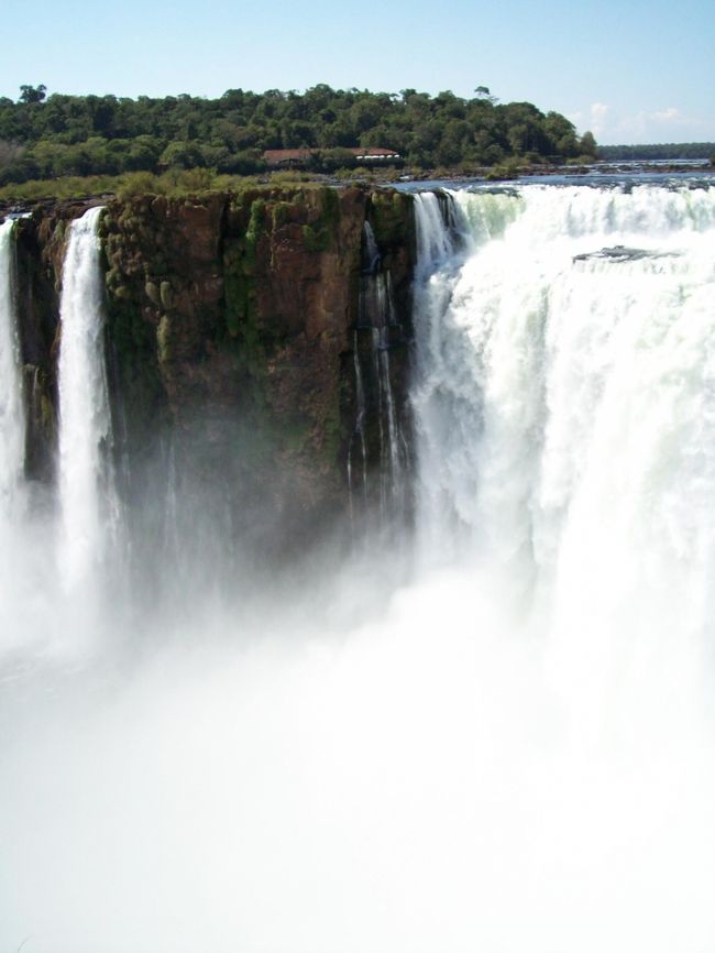 とは言え、ここでイグアスの滝は最後なので、ずぅ〜〜と見てました。。