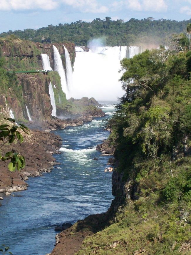 ←「下の遊歩道」から<br /><br />スピードボートも中止！！<br /><br />悪魔の喉笛付近まで、スピードボートで突っ込むツアーにも乗ってみるつもり満々だったんだが、水量少なく中止だと。想定外！残念。。。<br /><br />スピードボートは、<br />アルゼンチン側は、←写真の手前右手から。<br />・ツター名「アドベントゥラ・ナウティカ」価格70ペソ。<br />＊ブラジル側マクコ・サファリは出発地点が違い、ボートが走っているのが見えた。が、ブラジル側展望台のうんと手前で引き返していた。やはり水量少なく、岩で進めないみたい。<br />