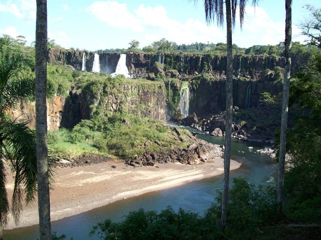 普通なら、こう言う所でも全面が滝になってるんだろう・・・