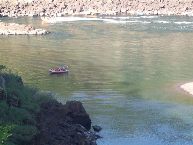 ←「上の遊歩道」から<br /><br />川面もその荒々しさがなく、清流状態、、 