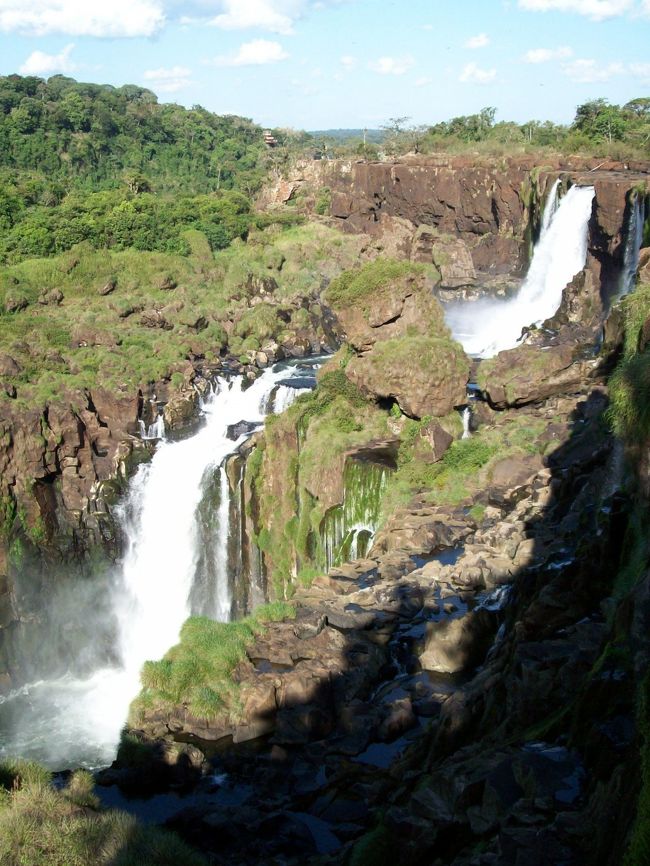 ←「上の遊歩道」から<br /><br /><br />＊上下のトレイルは「運動の為」、早く歩いたので、全部で所要１時間15分でした。(1450-1605)<br /><br />水量は多ければ、ゆっくり見て廻ると、2倍近くの時間がかかると思います。<br /><br />----------------------------<br />今日のイグアスの滝（アルゼンチン側）<br /><br />1120-1150イグアス着(BUS)<br />1230-1450悪魔の喉笛(列車時間,遊歩道時間含む)<br />1450-1605上下トレイル<br />1620-1625園内列車<br />1650-1720プエルト・イグアスの町に到着(BUS)。<br /><br />・バス代往復10ペソ<br />・イグアスの滝入場料60ペソ<br />・スピードボート「アドベントゥラ・ナウティカ」70ペソ＜中止の為乗れず＞<br /><br />＊レート：１ソル＝26円。