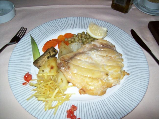 夕食は、イグアスの魚料理！<br /><br />歩き方の載っていたレストラン「ラ・ルエダ」で、最後の“イグアス”を味わいました♪<br /><br />・・・明日は、ブエノスアイレスへ向かいます。。<br /><br /><br />