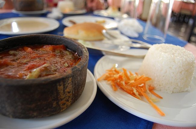 ホテルの目の前にあるレストランで昼食。<br />カラマリタジン（イカの煮込み）です。これがちょっと酸っぱ辛い感じですごくおいしい！できればもう一杯食べたかったくらいです。