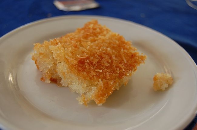 デザートのコナーファ（と思われます）シロップ漬けのケーキ。でも、思ったほど甘くなくおいしかったです。<br /><br />レストランがホテルの目の前なのでレストランで解散になりました。私達は一旦ホテルへ戻り、地図を持って地元のスーパー探しへ。<br /><br />無事に【コンフォート】を買えたのでルンルンでホテルに帰ってきました。行きは道に迷ったりしていたので見逃していましたがホテルの近くにキレイなコンビニもあってカルカデのお茶をおみやげに購入しました。