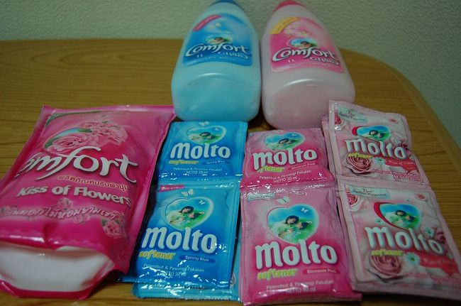 うちにある柔軟材たち右下の小さい袋に入っているのがバリ島の【モルト】左の大きい袋はタイの【コンフォート】です。（この２種類は会社の上司に頼んで海外出張の際に買ってきてもらいました）