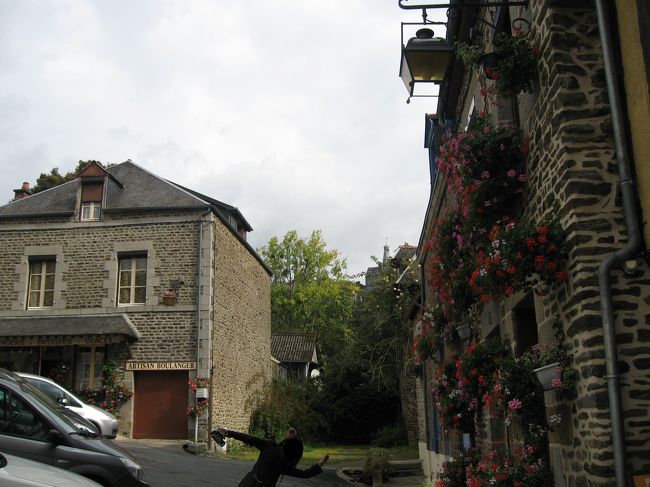 ここの村ではそばのクレープとシードルをいただきました。シードルとはりんごのお酒だそうで独特の味がします。ちなみにこれを寝かせたものをカルバドスというみたいです。