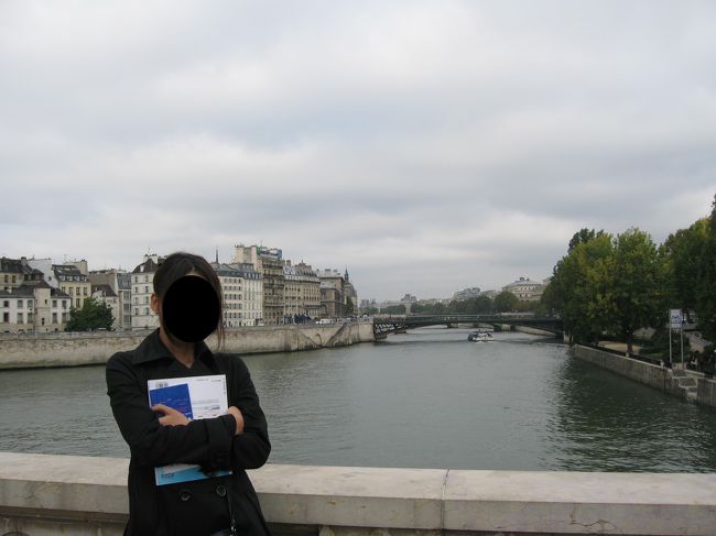 セーヌ川。<br /><br />この川をバトーバスで移動することができました。眺めも良く、とても爽快でした。