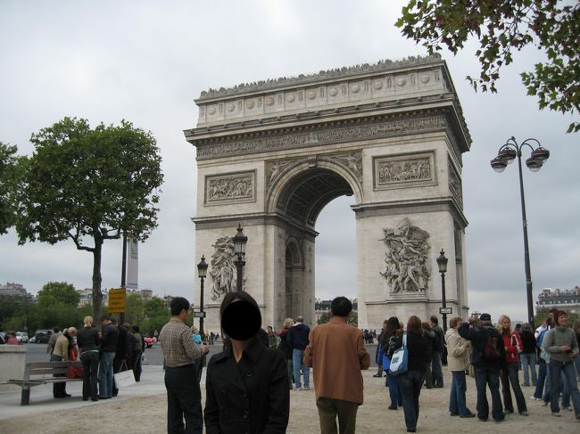 凱旋門！！<br /><br />これも上ることが出来ます。<br /><br />ちなみにパリの街には公衆トイレがほとんどありません。行かれる方は「トイレを貸してください」くらいのフランス語を覚えてから行くことをお勧めします。