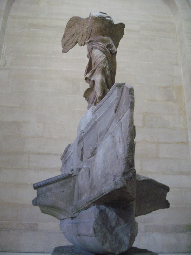 ニケの像です‥‥<br /><br />階段を見上げると神々しくたたずむその姿はまさしく芸術品。とても綺麗な彫刻でした。売店でミニチュアも売っていましたが、けっこうなお値段が‥‥<br />購入を断念しました。