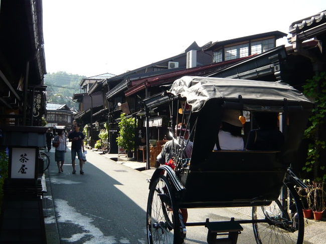 古い街並み。<br />観光用に人力車も走ります。