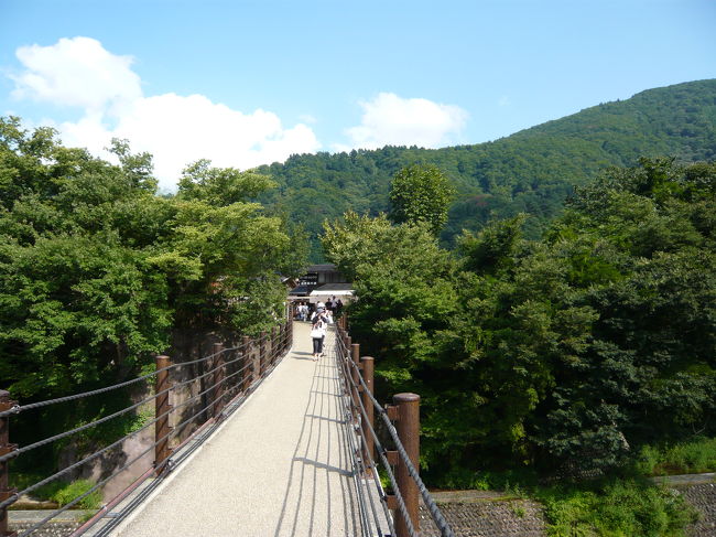 橋の向こうが集落。