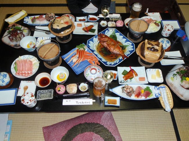 ホテルの食事です<br />ホテルというより旅館？って感じで<br />少し古かったんですが<br />料理は食べきれないほどでした<br />しかもおいしかった！