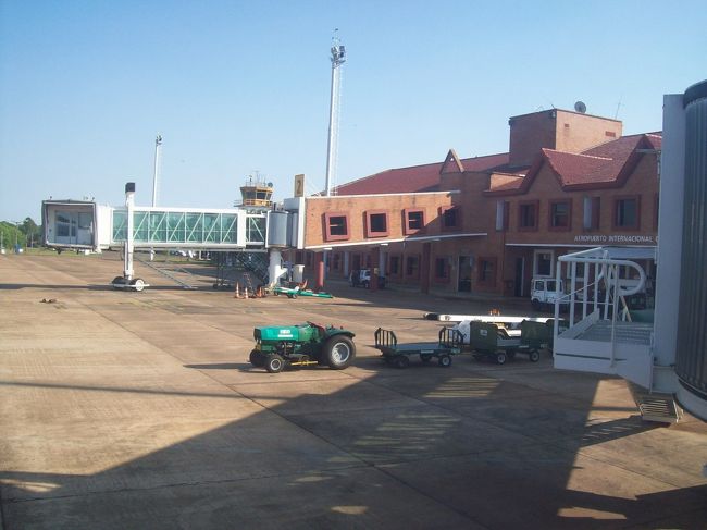 ←プエルト・イグアスの飛行場<br /><br />町から飛行場までタクシーで20分位だったか、ぶっとばし走行でした。<br />タクシー代は交渉で50ペソ（1300円）。<br /><br />---------------------------------<br />Puerto Iguazu/IGR0940→Buenos Aires/AEP1130(AR2743)<br /><br />＊航空券は、アルゼンチン航空日本支社で事前に購入。早割り切符で122ドル＋空港税2000円でした。<br /><br />住所：東京都港区芝大門2−5−5　住友芝大門ビル1F<br />TEL：03−5402−3578  FAX：03−5402−3539<br />購入順序：(事前にAR_WEBサイトで価格調査)→TELすると価格即答あり→確認のE-mailあり→銀行振込→E-チケット送信あり、完了。<br />