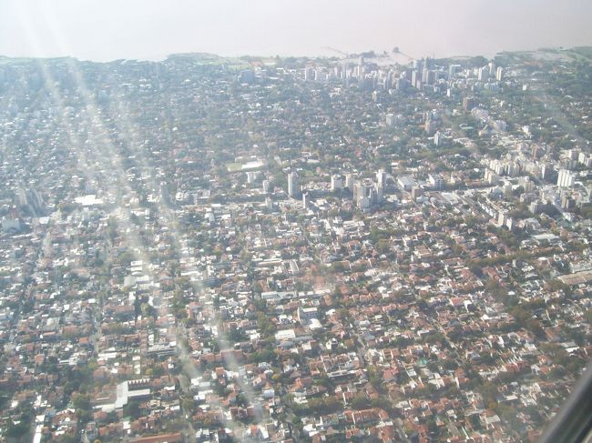 ブエノスアイレスの街が見えてきました。<br /><br />到着空港は国内線用の「ホルヘ・ニューベリー空港」です。<br />