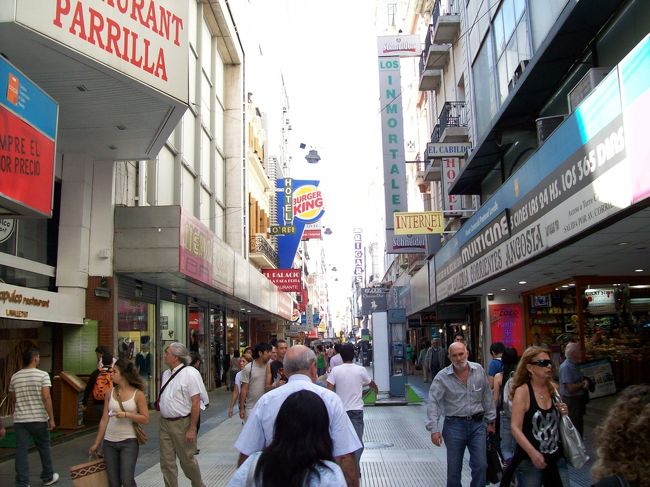 ホルヘ・ニューベリー空港のタクシー乗場から中心部のラバーチェ通りにある安宿「ホテル･オレイ」にやってきました。（タクシー代32ペソ≒850円）<br /><br />←ラバーチェ通り<br /><br />＊ホテル･オレイは確かに安かった（50-70ペソ）が、とても気が向かない安宿だった(安宿過ぎたのと、周辺が心斎橋みたいに騒がしい)。<br /><br />近くのMayo駅付近の宿を探すことにしよう。。。1km程度なので、ブエノスアイレスの街見学を兼ねて、歩いて向かいます。<br />