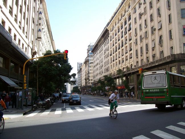 歩いて行くも、えらい都会やなぁ〜<br /><br />ホント、街のど真ん中を歩いている感じです。<br />