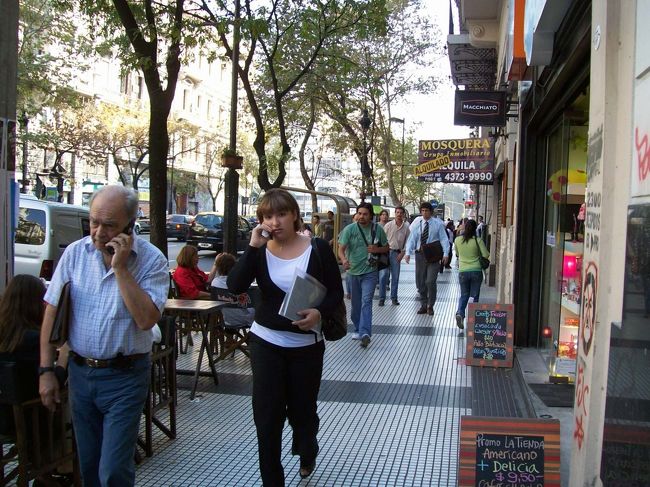 ←歩き方にある、Mayo通り（5月通り）の「ホテル・ノベル」にやってきました。<br /><br />歩き方ではシングル100ペソだったが、どうも改装されて高級的。最低でも170ペソ以上だったので、部屋を見ないで退散です。。<br />